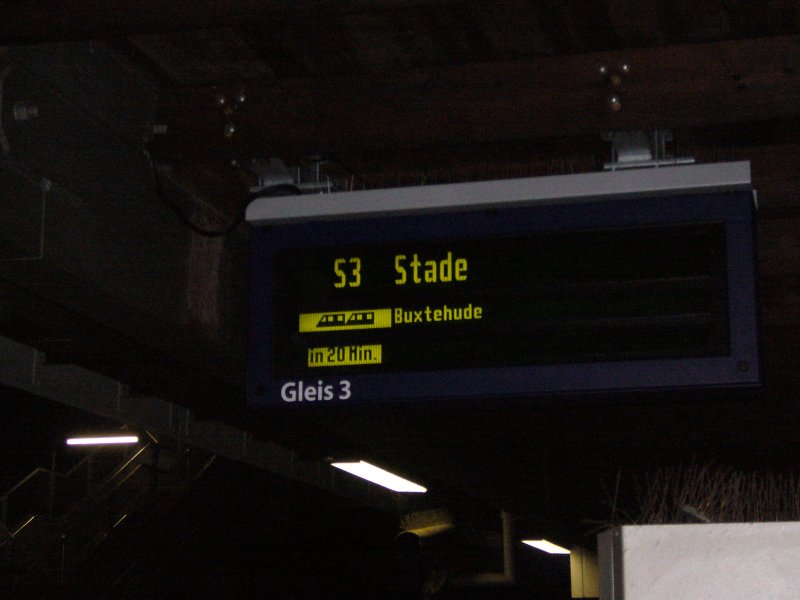 Zugzielanzeiger der Hamburger S-Bahn im Bahnhof Neugraben: am Abend des 8. Dezember 2007 wird hier eine der Probezge vor dem Fahrplanwechsel angezeigt...8. Dezember 2007