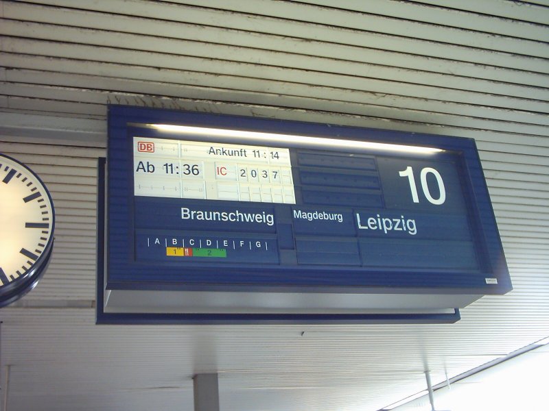 Zugzielanzeiger in Hannover Hbf von dem IC 2037 nach Leipzig.