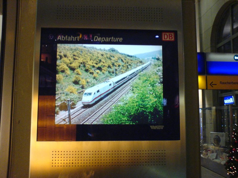 Zugzielanzeiger mal etwas anders.

Vom 04.12.2006 an bis zum Fahrplanwechsel zeigten die TFT-Abfahrtsmonitore am Mainzer Hauptbahnhof diese - zugegeben idyllische - Bild an, anstatt die nchsten Abfahrten azukndigen. Ebenso streikten smtliche Fallblattanzeigen an den Bahnsteigen etc. - Lag wohl an der Umstellung des Datenbestandes.

Auf jeden Fall schner als ein leerer Bildschirm!