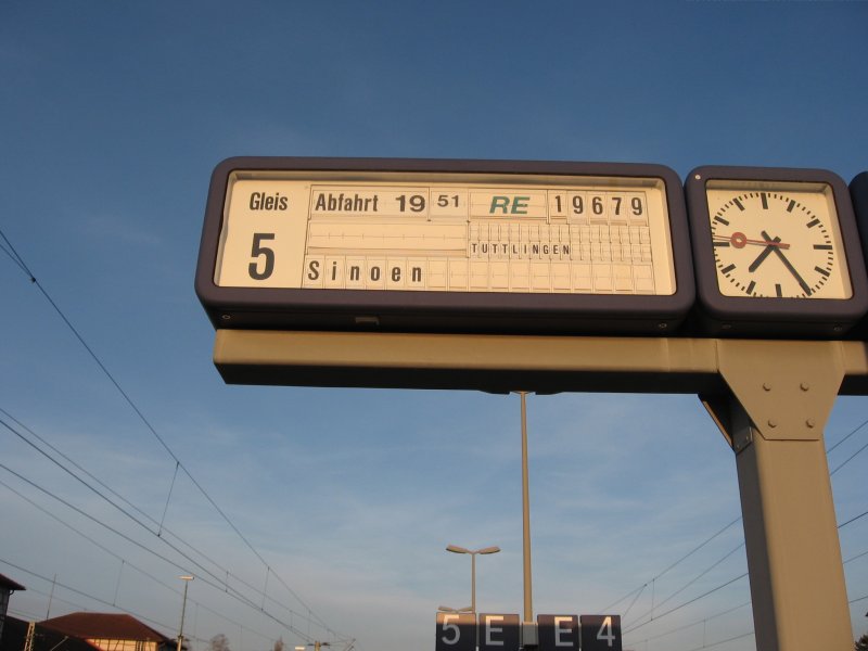 Zugzielanzeiger mit Fehler in der Anzeige (statt Singen wird Sinoen angezeigt)am Gleis 5 des Bahnhof Rottweil 6.4.07