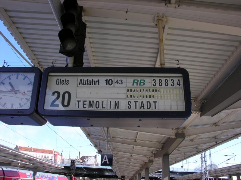 Zugzielanzeiger mit Fehler auf dem Bahnhof Berlin-Lichtenberg am 27. Februar 2005