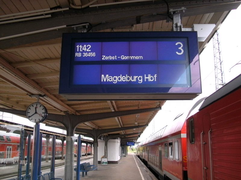Zugzielanzeiger einer RB nach Magdeburg. Aufnahme Dessau Hbf