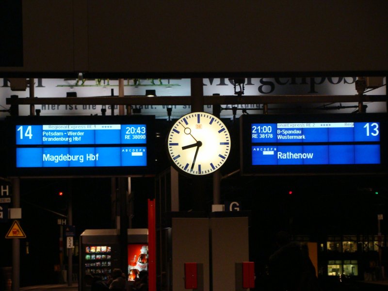 Zugzielanzeiger vom RE1 nach Magdeburg und RE2 nach Rathenow. Aufgenommen am 16.01.08