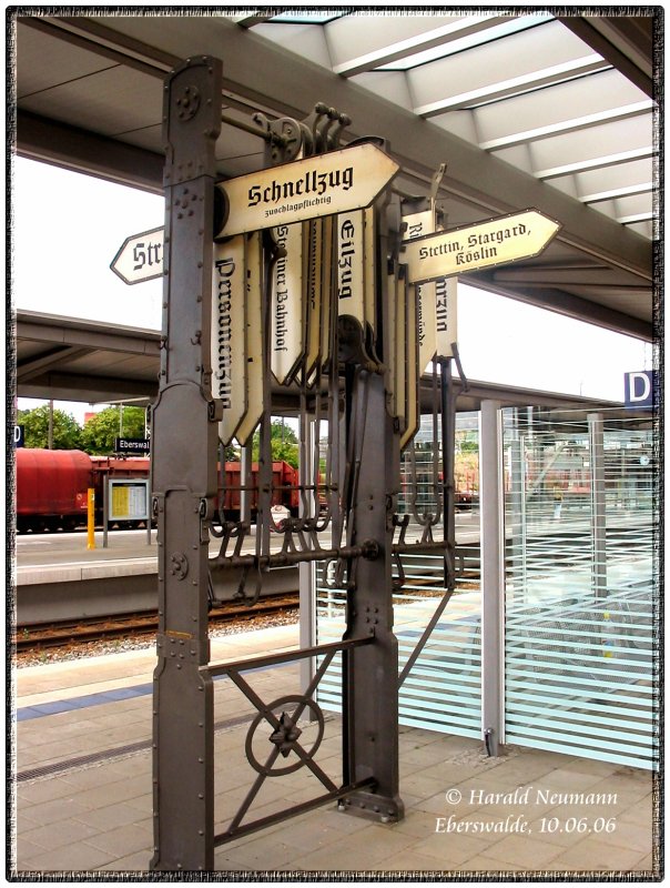 Zugzielanzeiger sind heute meist vollelektronische Anzeigegeräte. Im Bf Eberswalde (Strecke Berlin - Stralsund)kann man am Bahnsteig 2/3 mal einen richtig alten  Hampelmann  bedienen. Der Bahnhof wurde zwar schön neu gestaltet, aber dieses alte Relikt wurde in die Gegenwart gerettet. 