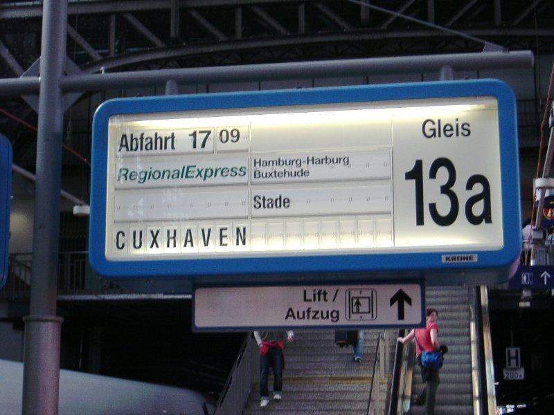 Zugzielanzeiger zeigt den RE nach Cuxhaven an. Aufnahme vom Hauptbahnhof Hamburg.