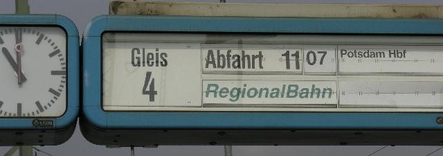 Zugzielfalschanzeiger am 13.4.2005 in Potsdam Park Sanssouci. Hier wird der Zielbahnhof Griebnitzsee einfach unterschlagen. 