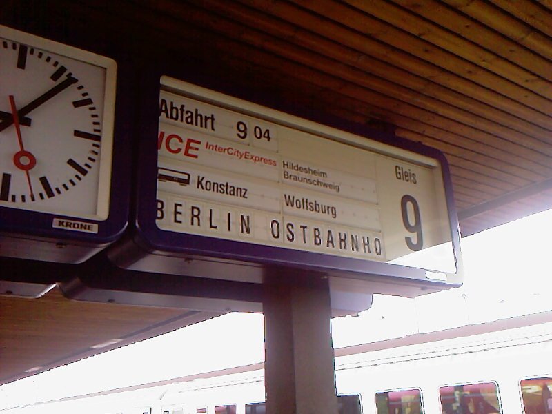 Zugzielfalschanzeiger in Gttingen. Der Anzeiger zeigt zum ICE nach Berlin Ostbahnhof zustzlich einen Kurswagen nach Konstanz an. Gttingen - 23.06.2007