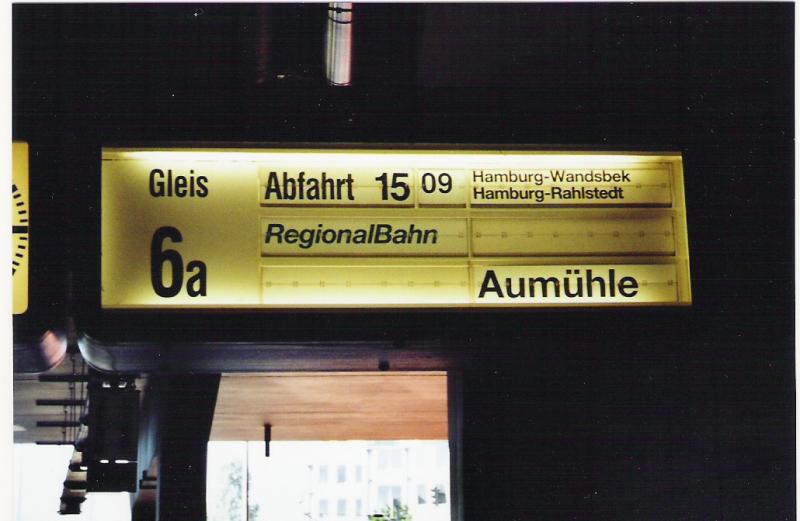 Zugzielfalschanzeiger Hamburg-Hbf. Die Regionalbahn fhrt zwar ber HH-Wandsbek und HH-Rahlstedt aber NICHT nach Aumhle sondern nach Lbeck. Dieser Missstand existiert seit Oktober 2004. (HH-Hbf Juni 2005/Gleis 6a)