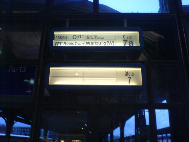 Zugzielfalschanzeiger in Kassel Hbf. Am 01.01.2007 um 16:24 Uhr kndigt der Anzeiger eine RegioTram (Abfahrt: 0:01 Uhr???)nach Warburg ber ???Hanau-Fulda-Gttingen-Hannover??? an. Selbst die Rheienfolge wrde doch kein Zug fahren!?!