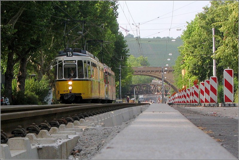 Zukünftig grüne Trasse -

Im Rohbau fertiggestellter Rasenbahnkörper in der Nordbahnhofstraße. Jetzt fehlt noch die Erde und der Rasen. 

13.6.2007 (J)