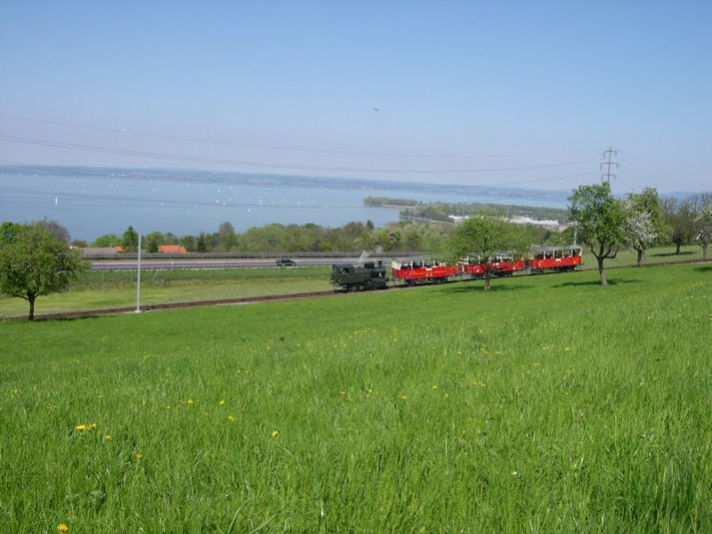 Zum 01.05.2005 verkehrte auf der Rorschach-Heiden-Bergbahn der planmge Dampfsonderzug. Hier ist der Zug nahe der Station Seebleiche unterwegs. Im Hintergrund das  Schwbische Meer .