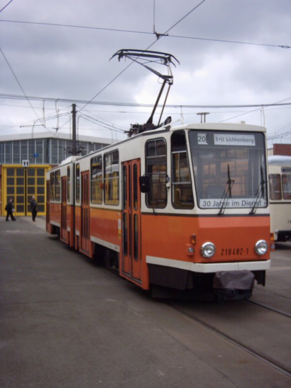 Zum 125 - jhrigen Jubilum der Berliner Strassenbahn am  Tag der offenen Tr  2006 im Strassenbahnhof Lichtenberg mit der sog.  Hauptstadt-Lackierung 
