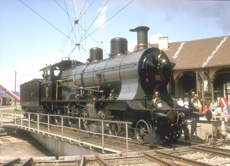 Zum 150 Jahr Jubilum der Schweizer Eisenbahn prsentiert sich die Schnellzuglok A 3/5 Nr.705(SLM 1904)im Juli 1997 auf der Drehscheibe in Delmont/Delsberg (Archiv P.Walter)