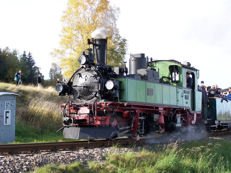 Zum 5.Schmalspurbahnfestival 2006 war auf der Museumsbahn Schnheide reger Betrieb. Hier die schsische IV K Nr. 132 (99 539) vor Schnheide.