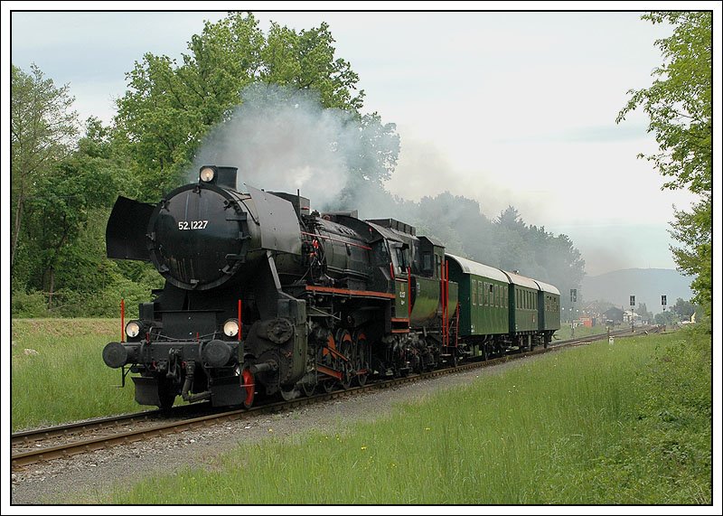 Zum Abschluss am gestrigen Tag (10.5.2007): 52.1227 als SPz 8407 bei der Durchfahrt in Premsttten-Tobelbad. Zielbahnhof war brigens Lieboch, wo gestrzt wurde und es als SPz 8438 wieder retour nach Graz ging.