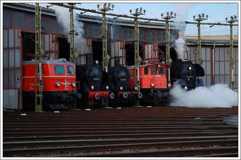 Zum Abschluss des Winterdampfes im Hausruck gab es am 28.2.2009 noch eine kleine Parade in Attnang-Puchheim. Neben den drei Dampfloks, die an dem Tag im Einsatz waren, waren auch noch zwei E-Loks der GEG, nmlich 1141.21 und 1245.518, zu sehen.