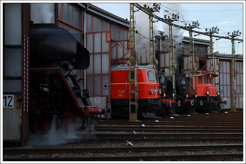 Zum Abschluss des Winterdampfes im Hausruck gab es am 28.2.2009 noch eine kleine Parade in Attnang-Puchheim. Neben den drei Dampfloks, die an dem Tag im Einsatz waren, waren auch noch zwei E-Loks der GEG, nmlich 1141.21 und 1245.518, zu sehen.