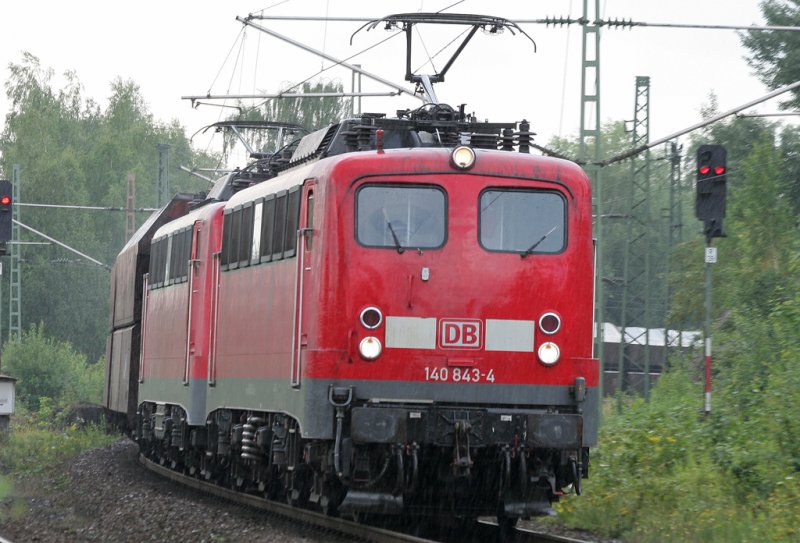 Zum Abschluss eine Doppeltraktion BR 140, die von 140 843-4 gesteuert wird, aufgenommen in Opladen am 08.07.2009