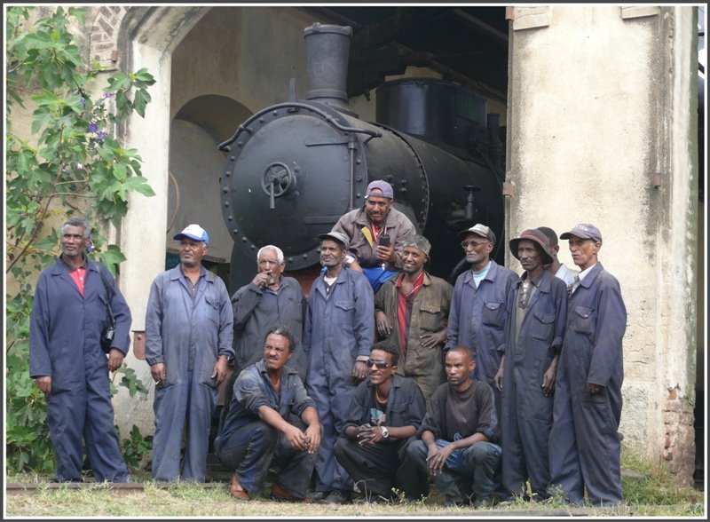 Zum Abschluss gabs im Lokdepot Asmara vor der 202 002 noch ein Abschiedsfoto mit einem Teil der Begleitmannschaft. Ein spezieller Dank gilt Ogbazghi Tombosi, der mit seinem Funkgert jeden gewnschten Fotohalt bewerkstelligte.
Weitere Bilder zu Eritrea erscheinen noch unter:http://cosmopolitan.startbilder.de/   (01.11.2008)