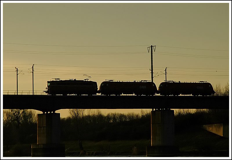 Zum Abschluss heute wieder ein Stimmungsfoto aus der Wiener Lobau vom 9.12.2006. Lokzug, angefhrt von 1042 034 (das wei ich deshalb, weil ein Freund von mir dieses Gespann von der Sonnenseite aufgenommen hat) bei der Querung der Donau.