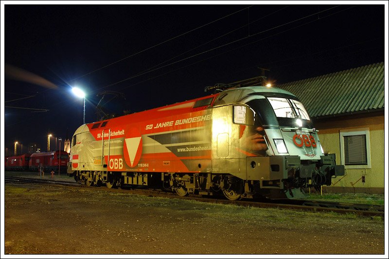 Zum Abschluss unserer Fototour am 9.11.2008 stellte man f�r uns in der Traktion in Knittelfeld 1116 246 noch ins rechte Licht.  Ein F�nfer f�r die Kaffeekasse war Ehrensachen. DANKE
