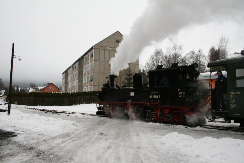 Zum Adventsdampf am 14.12.08 fhrt 99 1590 mit ihrem Personenzug in den Bahnhof Jhstadt ein.
