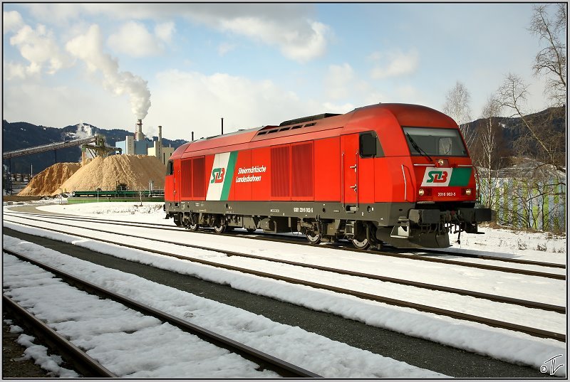 Zum ersten Mal steht die Diesellok 2016 902 der STLB in Pls.Im Hintergrund ist die Heinzel Pulp Zellstoff Pls AG zu sehen.
12.02.2009