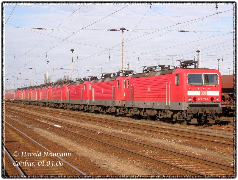 Zum Fahrplanwechsel 2005/06 wurden in der Est. Cottbus 10(!) Loks der BR143 abgestellt. Durch Umlaufoptimierungen im Bereich Nordost werden sie nicht mehr bentigt. Hier sind 9 davon zu sehen. 3 sind inzwischen wieder reaktiviert u. fahren fr die Bahntochter MEG.