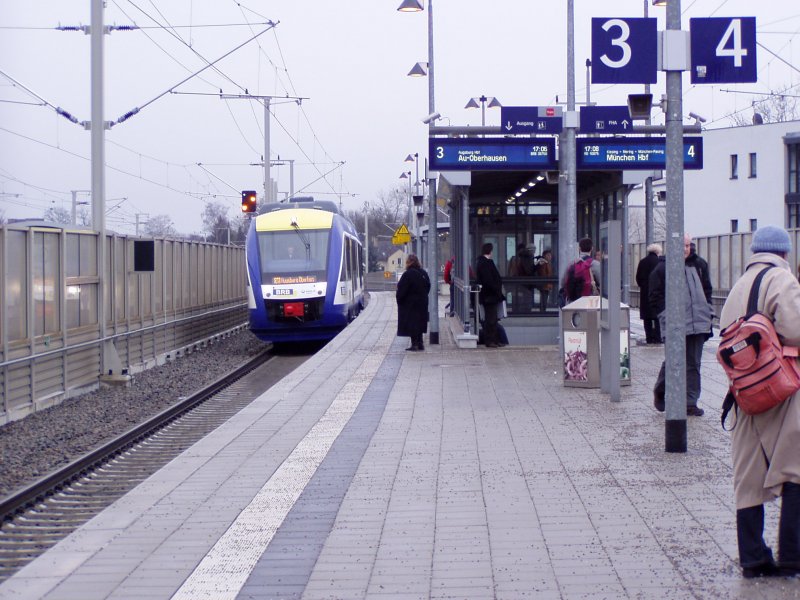 Zum Fahrplanwechsel 2008/09 erfolgte die Einfhrung des S-Bahn-Vorlaufverkehrs (15- bzw. 30-Minuten-Takt) auf den Strecken Augsburg-Mering-Mnchen, Augsburg-Dinkelscherben-Ulm und Augsburg-Meitingen-Donauwrth. Zwischen Augsburg Hbf und Mering verdichten die Zge der Bayerischen Regiobahn (BRB, Veolia-Gruppe) den Verkehr werktags auf einen 15-Minuten-Takt. Die BRB hatte zum Fahrplanwechsel die Strecke Augsburg-Mering-Geltendorf-Weilheim-Schongau (Ammersee- und Pfaffenwinkelbahn) bernommen. Hier ein in Richtung Augsburg Hbf - Augsburg-Oberhausen einfahrender Dieseltriebwagen (BR 648 LINT 41) der Bayerischen Regiobahn an der im Rahmen des viergleisigen Ausbaus der Strecke Augsburg-Mnchen komplett neu gebauten Haltestelle 'Haunstetter Str.' (bzw. laut Stationsschild 'Augsburg-Haunstetterstr.'). Dieser HP (km 60,4) ist die erste Station nach Augsburg Hbf und wird seit Fahrplanwechsel in dichtem Takt (15 Min.) bedient. Schon jetzt erfreut er sich groer Beliebtheit, da an dieser Stelle ein rasches Umsteigen auf die unter der berfhrung (nicht im Bild) verlaufenden Straenbahnlinien 2 und 3 in den Augsburger Sden mglich ist. Aufnahme 10. Mrz 2009.