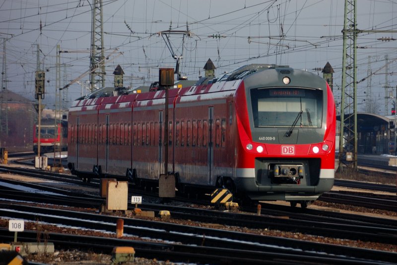 Zum Fahrplanwechsel am 14. Dezember wird wohl weiterhin die Zulassung des EBA fehlen, dementsprechend wird es auch hier  Ersatzverkehr  geben... (die Regionalbahn im Hintergrund lauert schon... oder immer noch???) ..: der  Fuggerexpress ... ein neues Kapitel der endlos scheinenden Bahnmisere. 440 009-9 auf Testfahrt in Treuchtlingen Ausfahrt Richtung Donauwrth-Augsburg, seinem knftigen  Stammrevier  am 28.11.2008).
