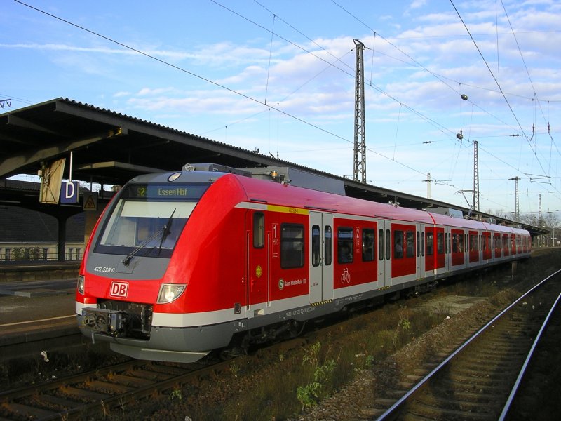 Zum Fahrplanwechsel die BR 422 528-0 als S2 von Dortmund Hbf. nach Duisburg,Ausfahrt in Wanne Eickel Hbf.(14.12.2008)