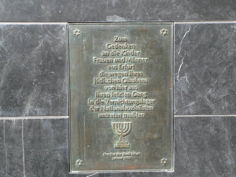  Zum Gedenken an die Kinder, Frauen und M�nner aus Erfurt, die wegen ihres j�dischen Glaubens von hier aus ihren letzten Gang in die Vernichtungslager der Nationalsozialisten antreten mussten. Der Rat der Stadt Erfurt, Januar 1992.  16.6.2007, an einem Aufgang zu Erfurter Hauptbahnhof.