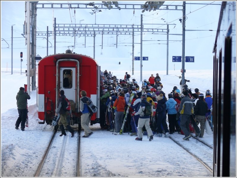 Zum Glck fahren alle Wintersportler Richtung Andermatt, denn der entgegenkommende R863 wird regelrecht gestrmt. (10.01.2009)