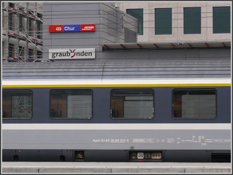 Zum Glck gibts noch farbige Anschrifttafeln, sonst wr das ganze Grau schpn ein wenig trist. Fernsteuerzentrum in Chur. (30.10.2007)