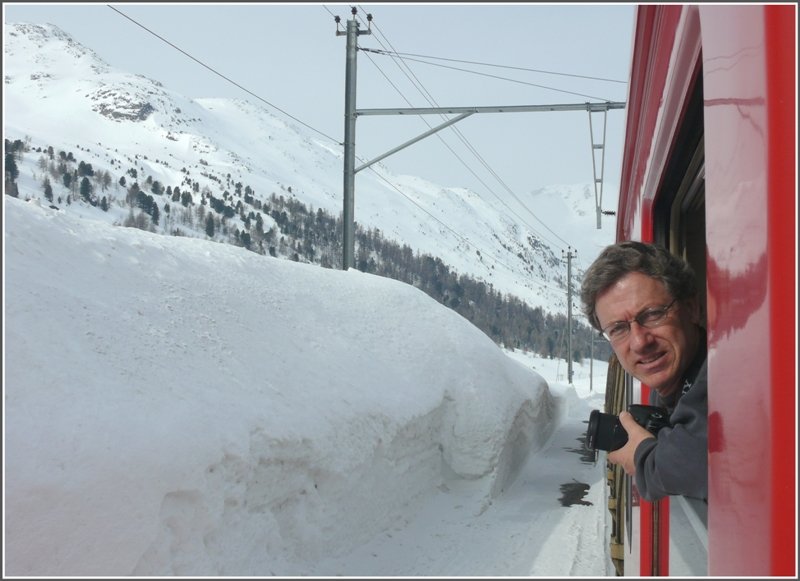 Zum Glck gibts noch Fenster zum ffnen bei der RhB und Stefan geniesst die Frhlingssonne, die allerdings fast aussichtslos gegen den vielen Schnee ankmpft,wie hier bei Bernina Diavolezza, (02.03.2009)