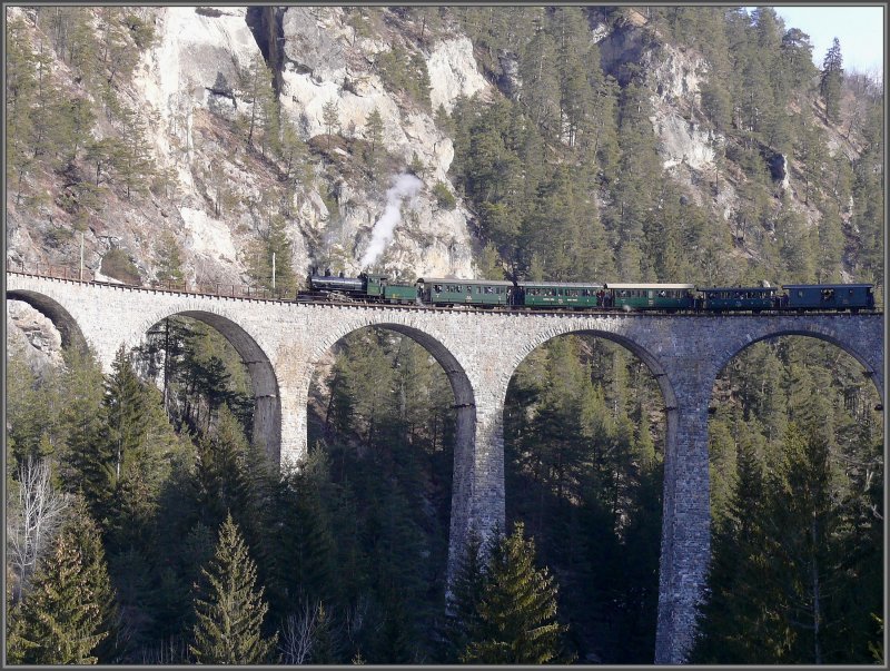 Zum Glck hat die Sonne die Hlfte des Landwasserviadukts erreicht. (20.02.2008)