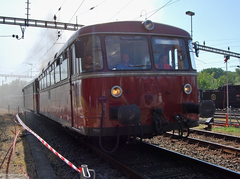 Zum Jubilum 150 Jahre Waldshut–Turgi durfte der Schienenbus 796 739-1 mit Beiwagen die GTW vertreten. Weil man sich nicht daran satt sehen kann, noch einmal in gro. (23. August 2009)