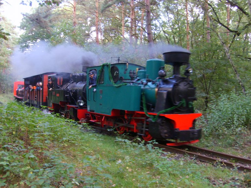 Zum Jubilum 20 jahre Dampf in der Wuhheide fuhr ein Zug mit den beiden Dampfloks Lowa und Luise als Doppelbespannung
6.10.07 13:00