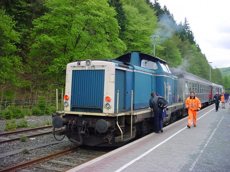 Zum Kurhessenbahnfest in Korbach fuhr am 09.05.2004 eine trkise BR 212 samt Silberlingen. Am anderen Ende des Zuges war eine trkis/beige BR 216.