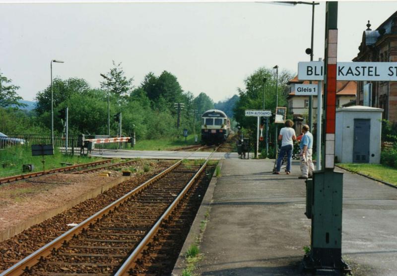 Zum letzten mal f�hrt N5184 aus Blieskastel in richtung Reinheim aus, und zum letztem mal auch eine 212 und Silberlinge.