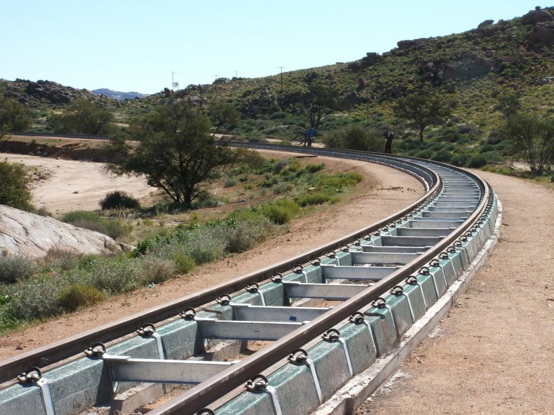 Zum Neubau der Strecke nach Lderitz (Sdbahn) beschreitet man in Namibia Neuland. Die Schienen ruhen auf einem Teilstck auf  Tubes , nicht mehr auf Schwellen. Diese drei Meter langen Segmente werden mit dem planierten Untergrund vergossen. Bisher fand das in Sdafrika entwickelte System vorwiegend bei Grubenbahnen Anwendung. 