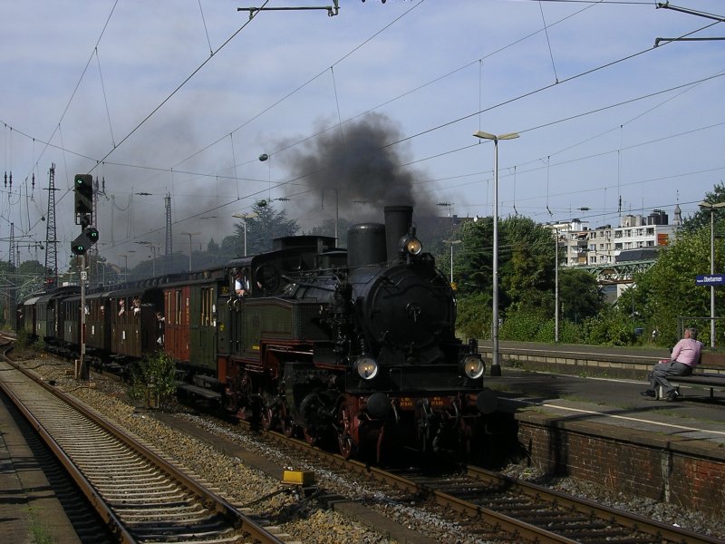Zum Nordrhein-Westfalen-Tag 2008 (29.08-31.08.2008)in Wuppertal pendelt der Mindener Museumszug zwischen W-Vohwinkel und W-Oberbarmen mit der Dampflok  7512 Hannover ,(BR74/Nr.74 001-358) Einfahrt in W-Oberbarmen.(31.08.2008)