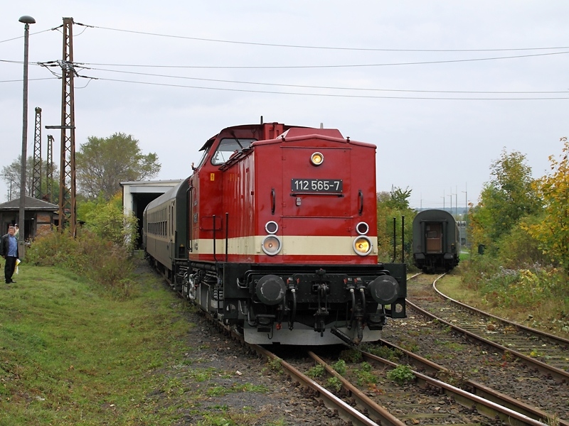 Zum Saisonabschluss im Bw Weimar kam auch die 112 565-7 der Pressnitztalbahn. (10.10.2009)