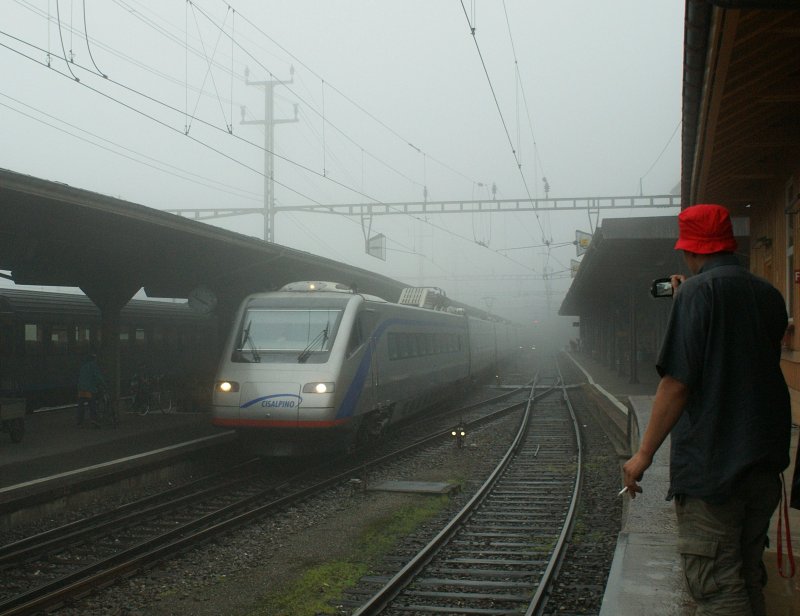 Zum Schluss erreichten wir Gschenen: Lukas fotografiert einen durchfahrenden ETR 470.
Blende 4.34, ISO 400, Brennweite 35 und 1/250 Belichtungszeit bringt die uns sich an der Gotthardstrecke gebotene Stimmung unverflscht rber. 

