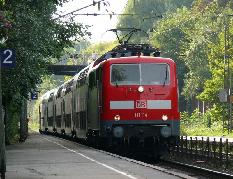 Zum Tagesabschluss machte ich noch den Umweg zur Haltestelle Eilendorf, wo mir 111 114 im frhen Abend entgegenkam. Aufgenommen am 12/09/2009.