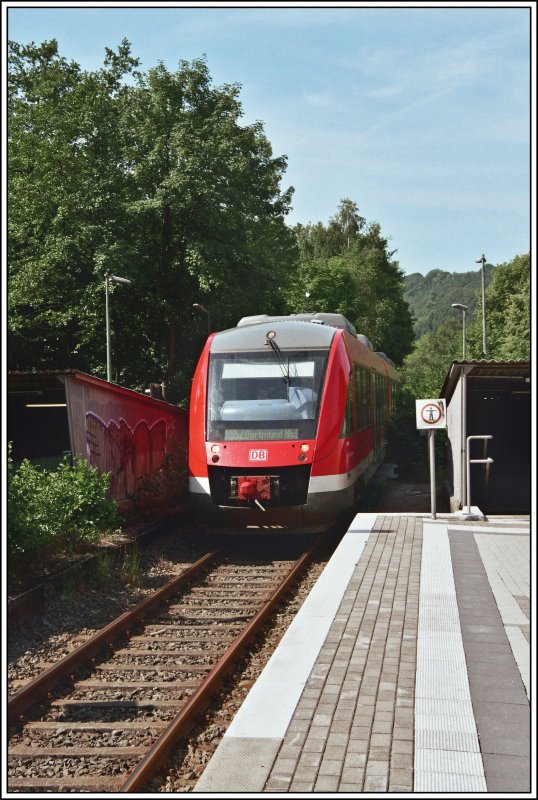 Zum zweiten mal an dieses Morgen erwischt: 648 115 fhrt als RB52  Volmetalbahn  von Ldenscheid nach Dortmund in den Bahnhof Rummenohl ein. Aufgenommen am 08.06.07