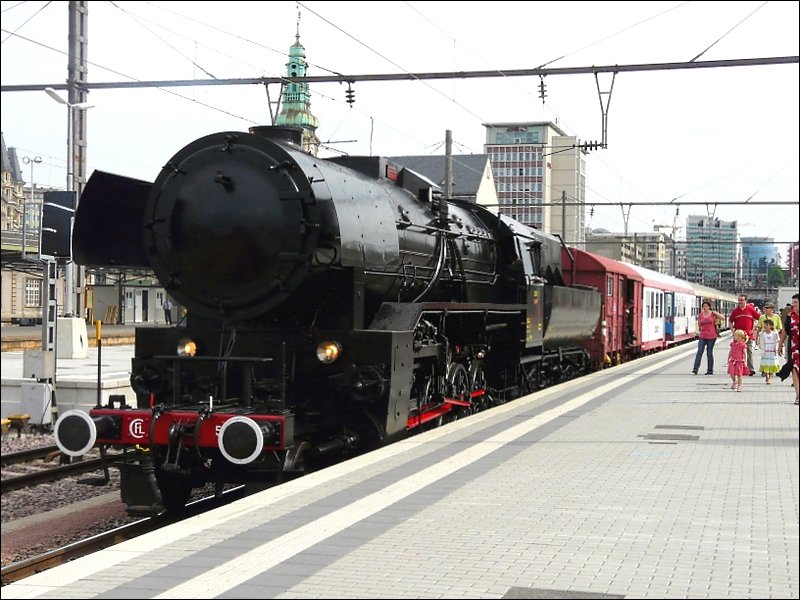 Zur 100 Jahrfeier des Bahnhofs von Metz war die Dampflok 5519 als auslndische Gastlok eingeladen. Hier steht sie mit ihrem Sonderzug im Bahnhof von Luxemburg zur Abfahrt nach Metz bereit. 22.06.08 