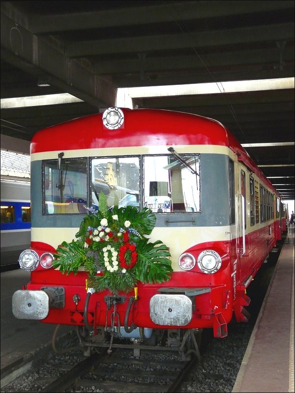 Zur 100 Jahrfeier des Bahnhofs von Metz gratulierte der Diesel Triebzug XBD 4395 (BJ 1963-1970) am 22.06.08 mit einem schnen Blumenstrauss. (Jeanny) 