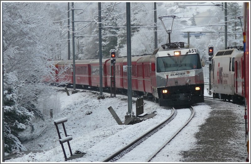 Zur Abwechslung schneit es ja heute wieder einmal in Chur, sodass es am Bahnhof Rothenbrunnen heute hnlich aussehen mag wie auf diesem Bild. RE 1114 aus St.Moritz mit Ge 4/4 III 651  Fideris  kreuzt RE 1117 nach St.Moritz mit Ge 4/4 III 643  Vals . (10.03.2009)