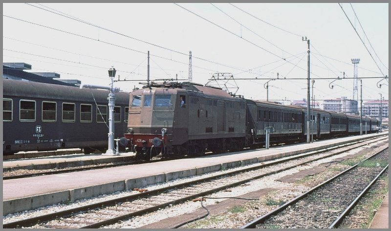 ZUr Abwechslung wieder mal ein paar Archivbilder, dieses Mal aus Italien. E424 in Pescara. (Archiv 07/86)